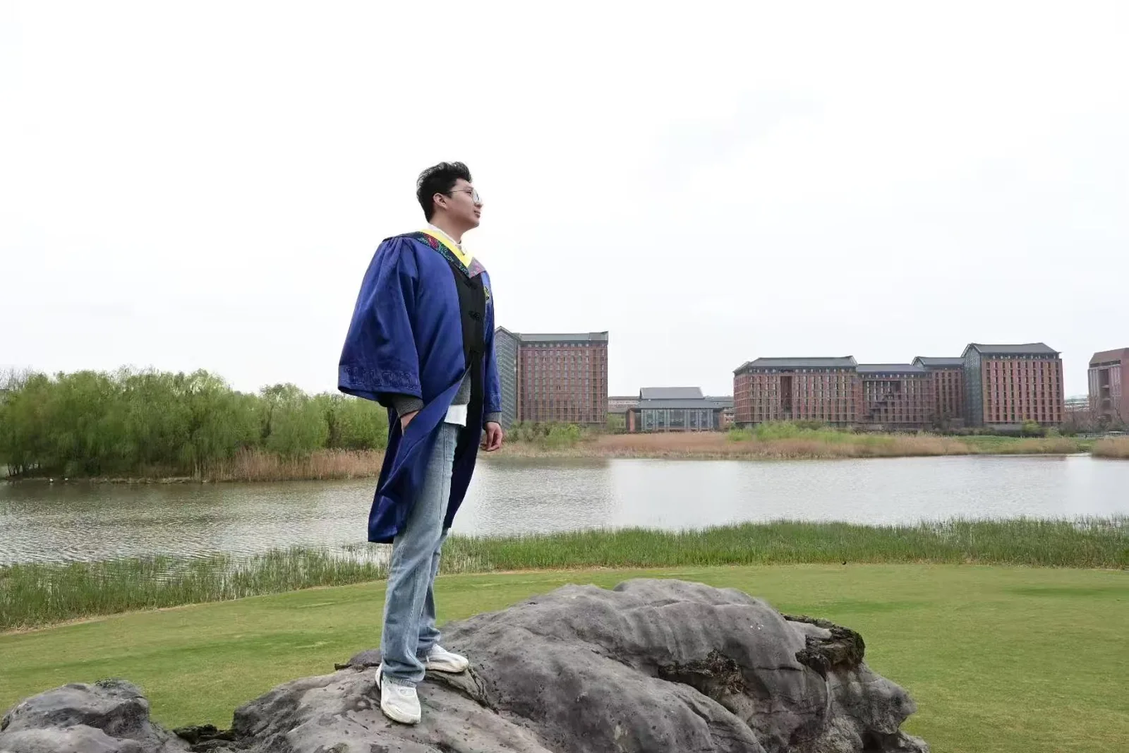 阎瀚祺在浙江大学校园的毕业纪念照