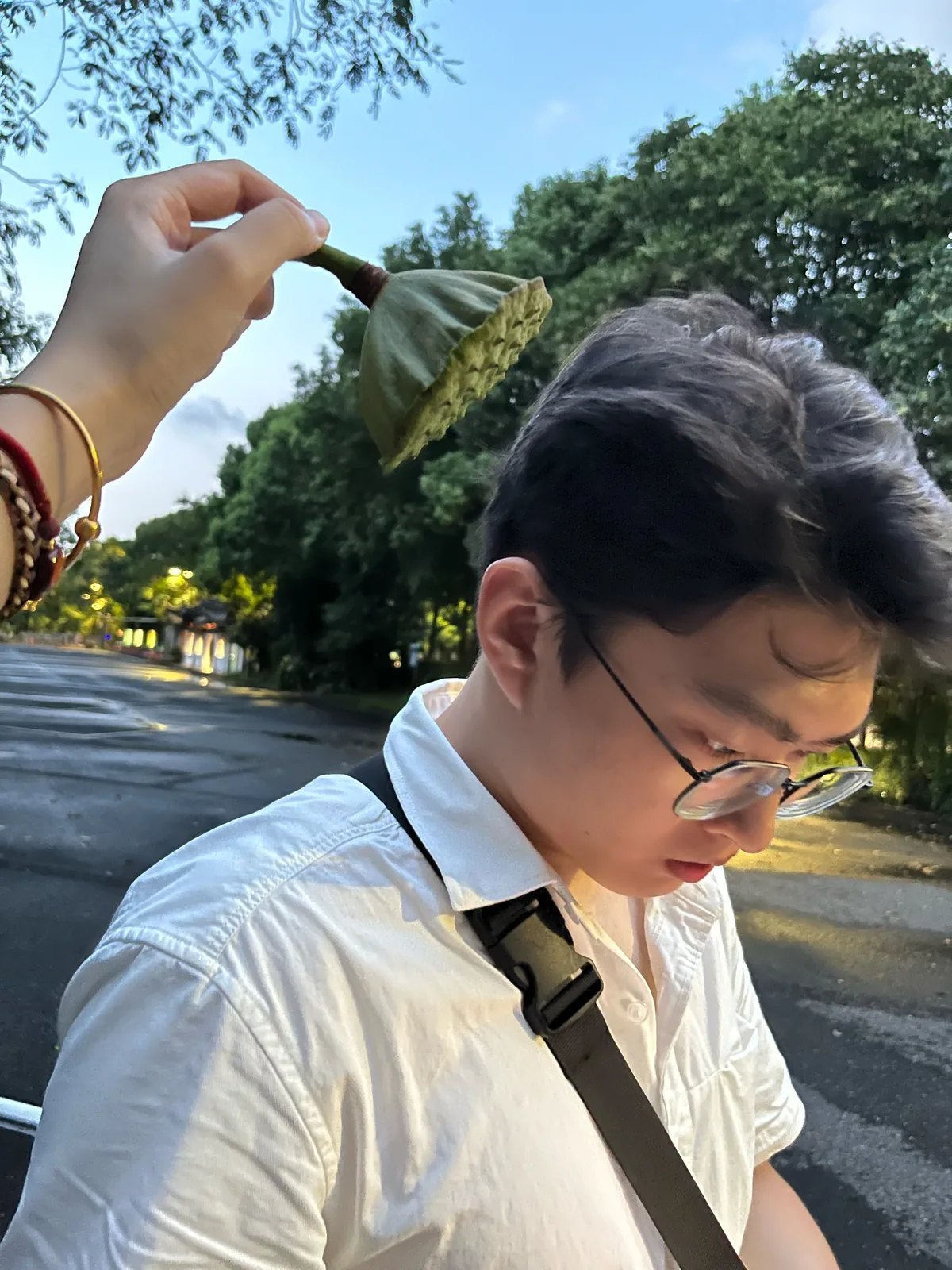 阎瀚祺在校园中的生活照片